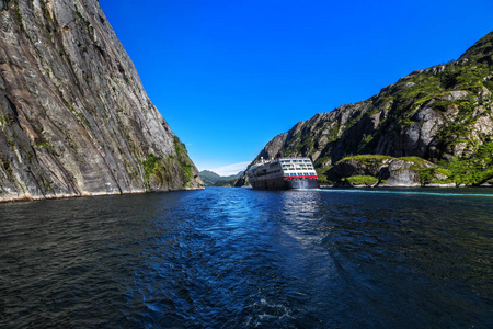 游轮上峡 Trollfjorden 在罗弗敦群岛