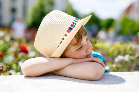 孩子在夏天戴着帽子的小男孩的画像。快乐的孩子