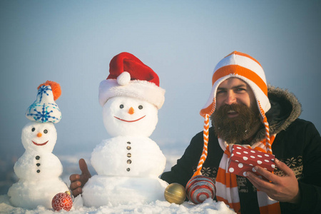 男子微笑着雪人圣诞老人帽图片