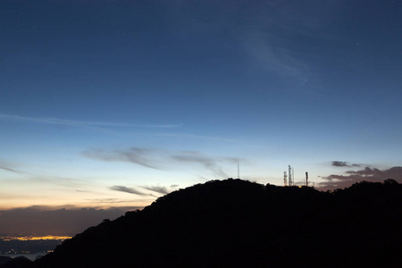 深蓝色的天空日落在山区与天线水平