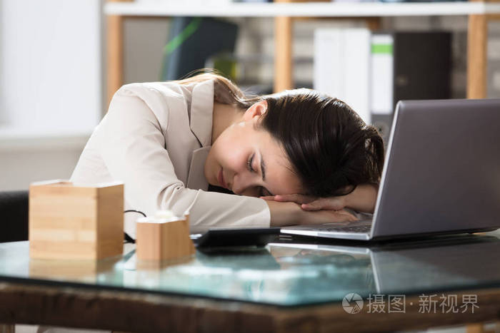 睡在办公桌上的女商人