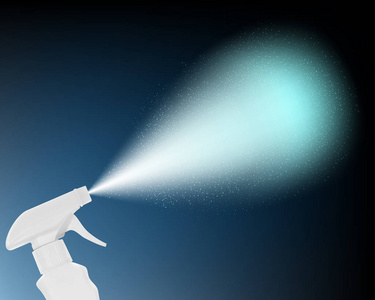 雾状水喷洒到空中喷雾瓶照片