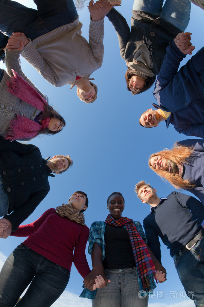 多种族牵手在圆圈低角度视图