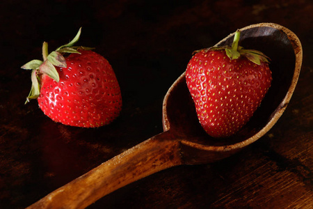 静物与深色背景上的草莓