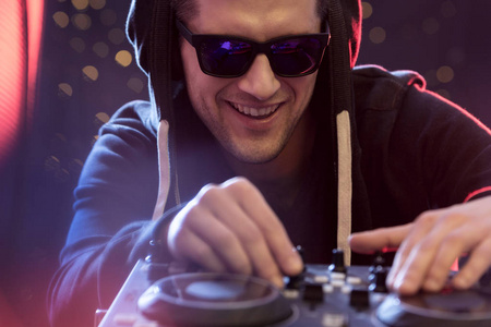 男人玩 dj 控制台照片