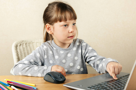孩子在计算机上按下空格键