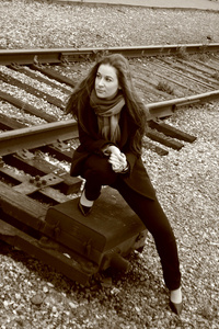 坐在铁路旁的女孩图片
