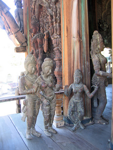 室内木佛寺里真正的雕塑图片