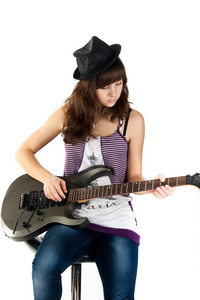 弹吉他的美丽女孩