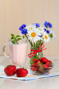 酸奶的薄荷和新鲜的草莓 洋甘菊玻璃和