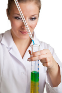 一位戴着化学玻璃器皿的独立科学家女士