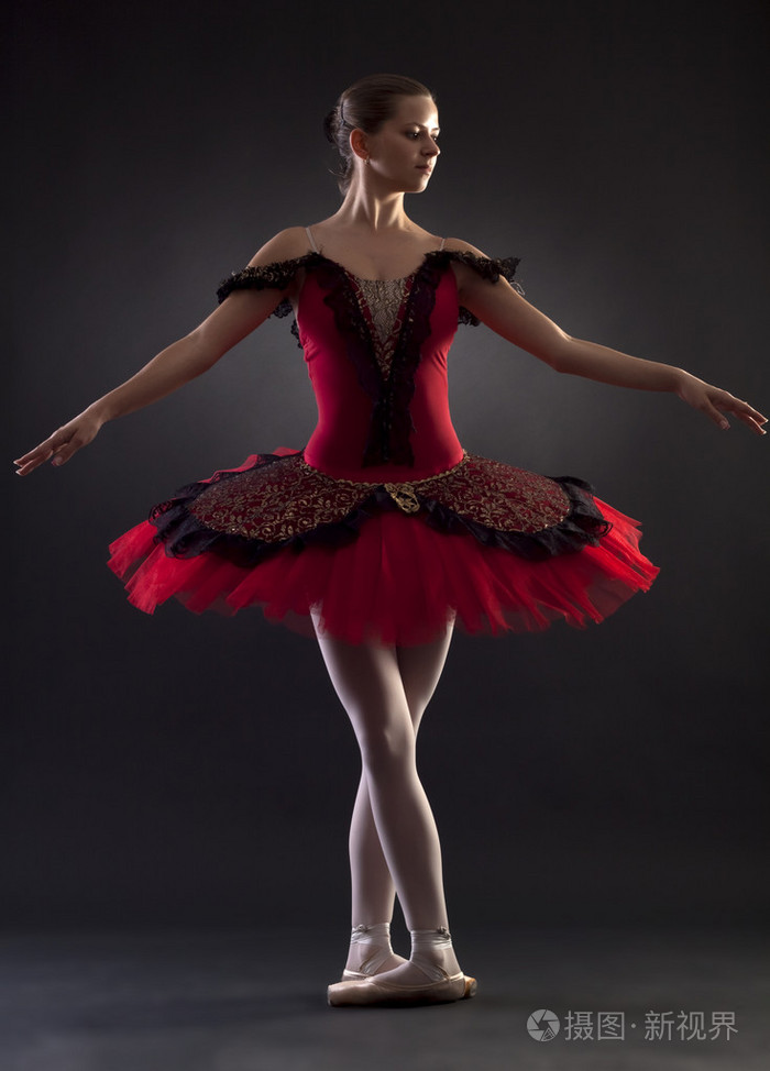 芭蕾舞演员在黑色背景下摆姿势