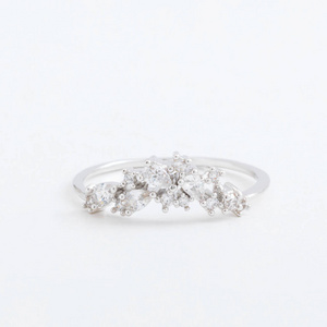 豪华的银首饰戒指透明水晶，水钻滴，灰色的背景上