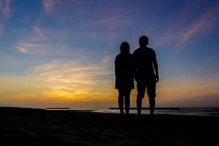 在爱的两个怪物两个相爱在日落时的剪影照片