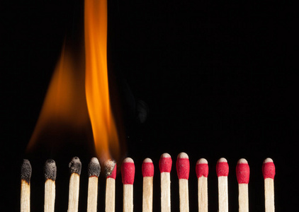 一根火柴的序列照片