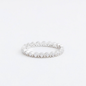 豪华的银首饰戒指透明水晶，水钻滴，灰色的背景上