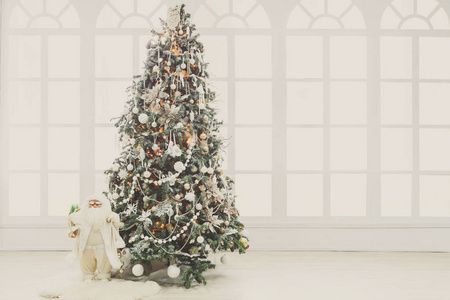 美丽圣诞装饰闪闪发光的树