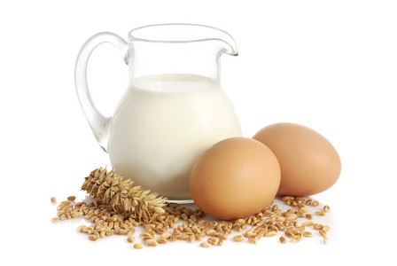 新鲜牛奶小麦种子和两个鸡蛋图片