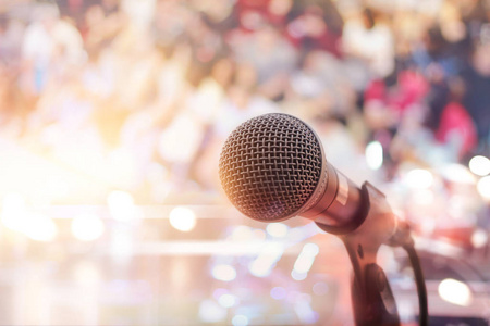 在与人背景音乐会舞台上的麦克风照片