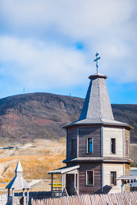 俄罗斯木制东正教在 Barentsburg 市夏季在北极的斯匹次卑尔根群岛上的景观