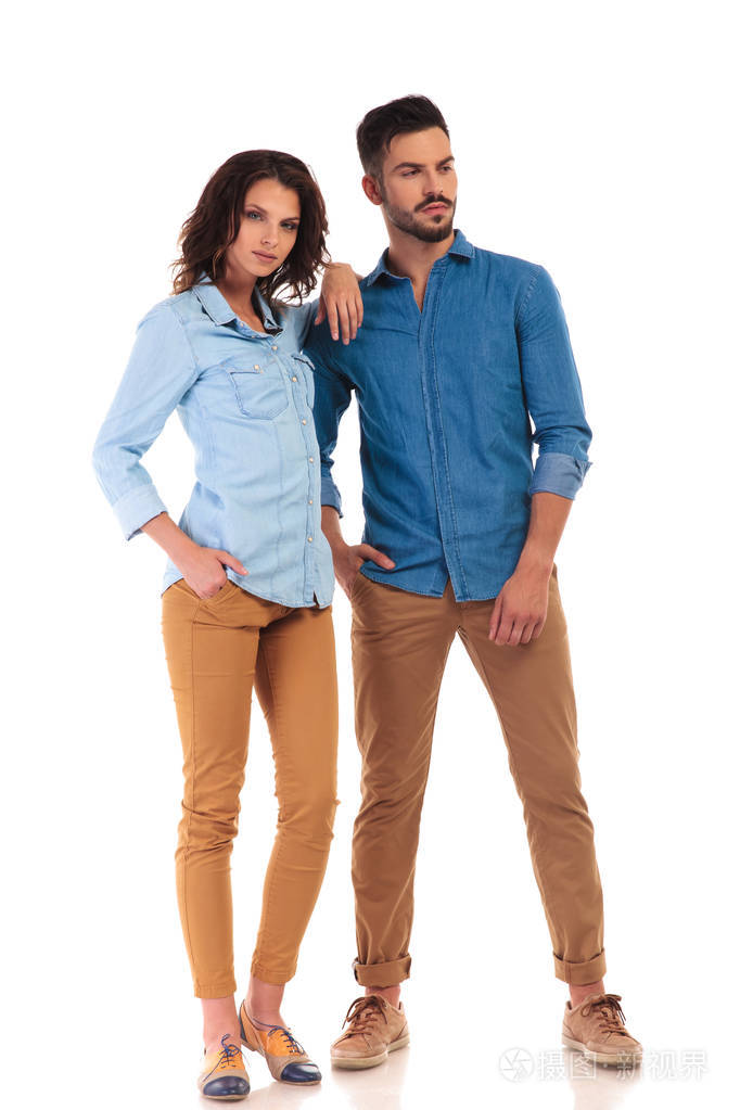 男人看起来很远而女人靠在他的肩上