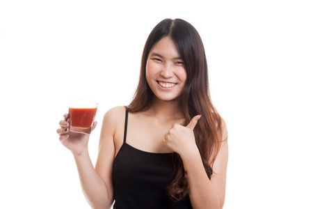 年轻的亚洲女人竖起大拇指用西红柿汁