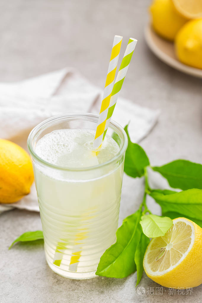 柠檬水喝着新鲜的柠檬柠檬果汁鸡尾酒