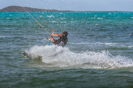 Kitesurfer 在环礁湖里冲浪