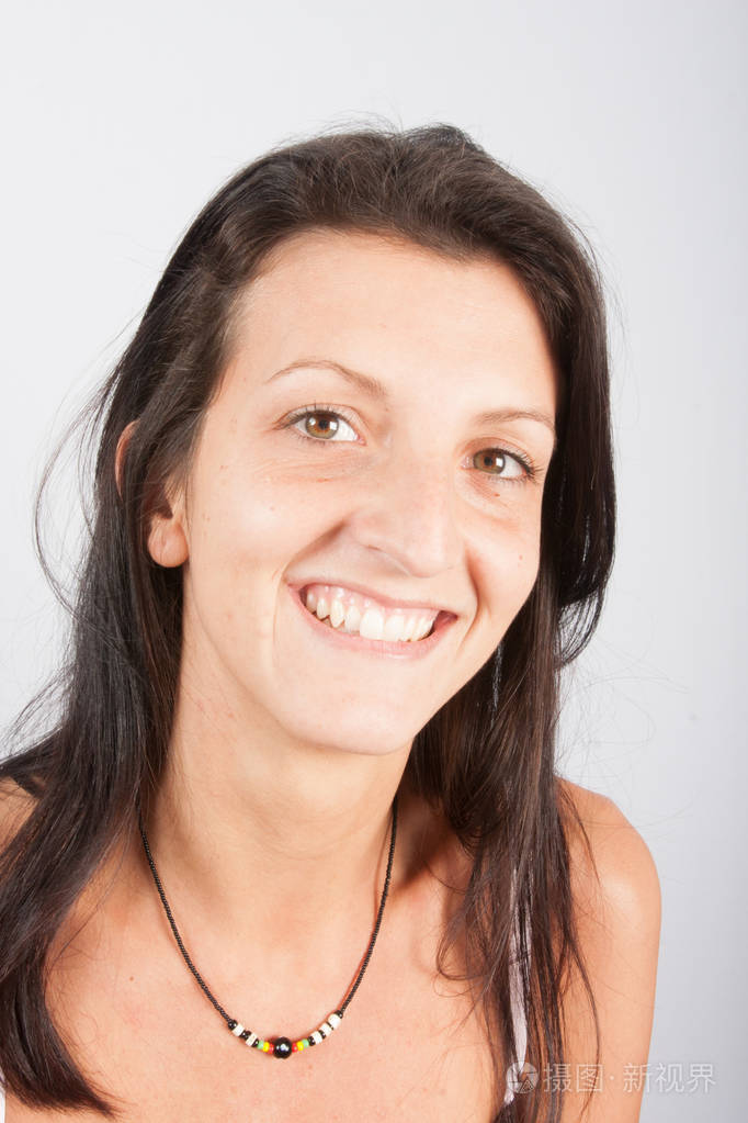 美丽的微笑女孩肖像白色灰色背景