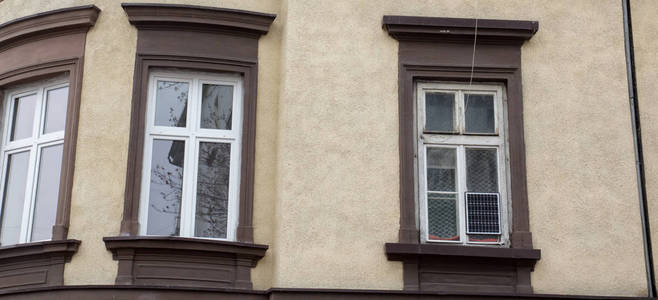 三个白色米色正面上的房子的窗户