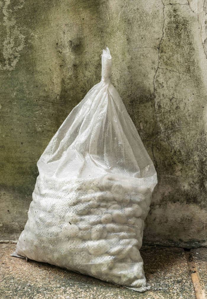 石头在白色麻袋