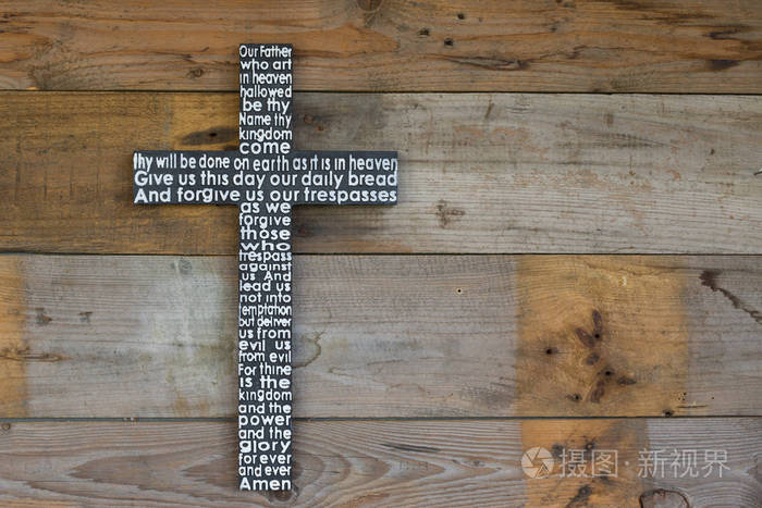 木制的黑十字架主祷文在破旧的天然木板特写