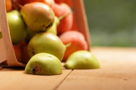 梨和桃子在木制的篮子里