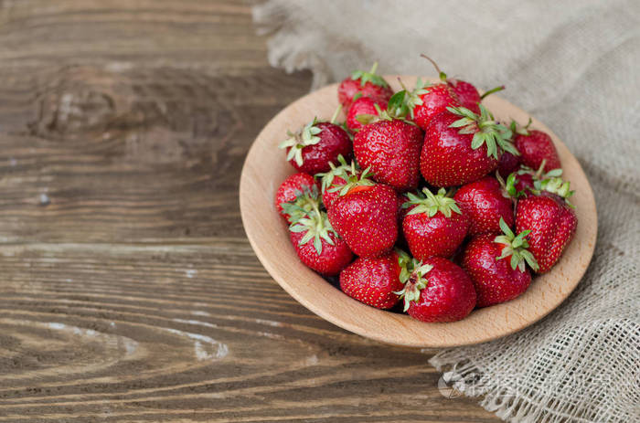 草莓成熟红木制的桌子上