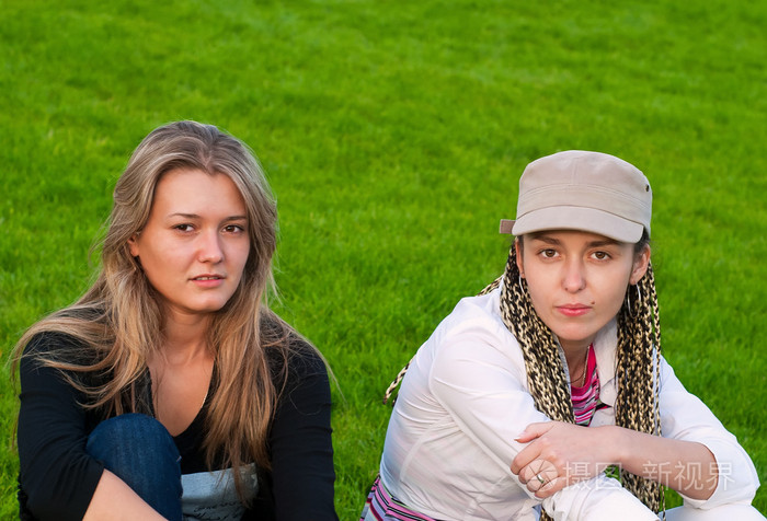 草地上有两个美女