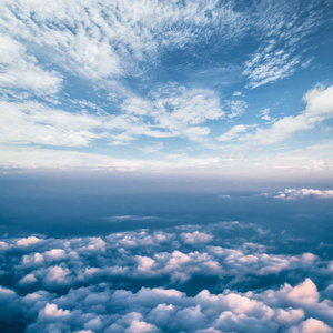 云在天空大气全景图片