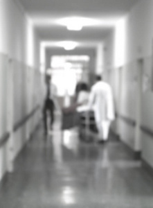 医生和护士走在医院的走廊里，运动模糊