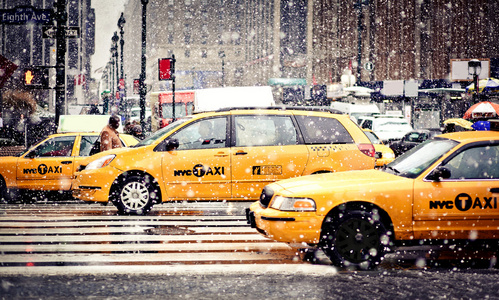 出租车小心翼翼地在暴风雪中行驶