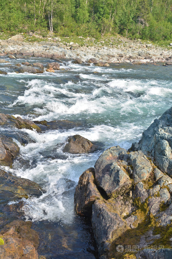 在北部的河上急流