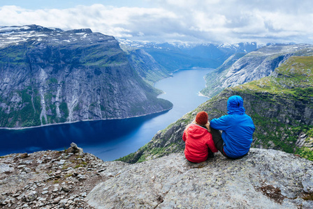 在挪威附近 Trolltunga 的蓝色湖泊