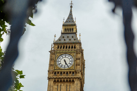 在伦敦，世界闻名的壮观大本钟塔式建筑英国