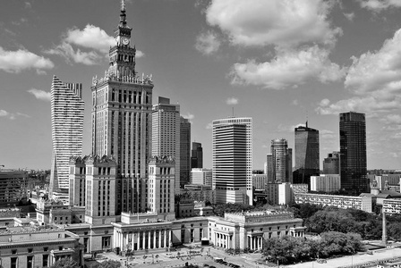 现代城市中心的视图。黑色和白色
