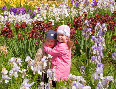 男孩和女孩拥抱鲜花