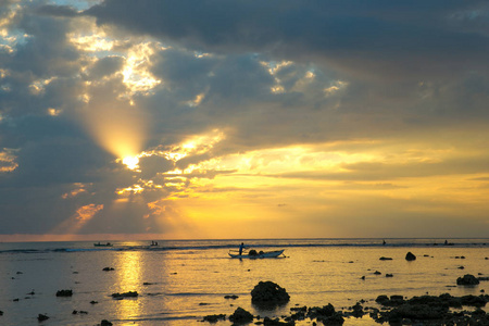 海面的夕阳的天空