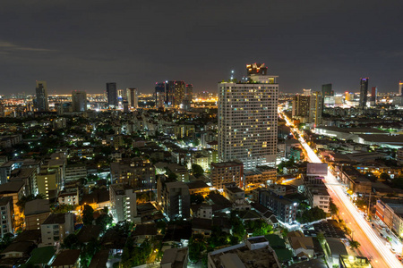 曼谷城市摩天大楼高层建筑在夜间