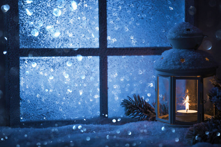 冬季装修用烛台附近白雪覆盖的窗