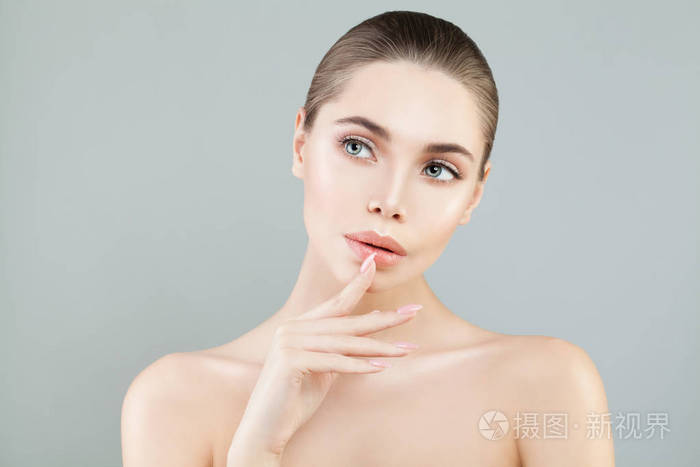 水疗中心模型女人与健康的皮肤蓝色的背景上女孩想