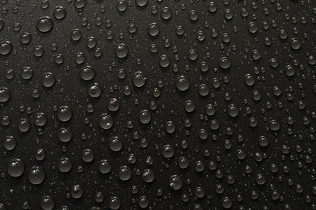 水滴在黑色背景上.宏观照片