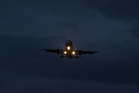 通航飞机飞机降落在晚上照片