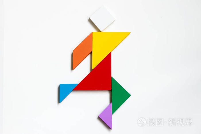 在白色背景上的人类行走形状颜色木材七巧板拼图